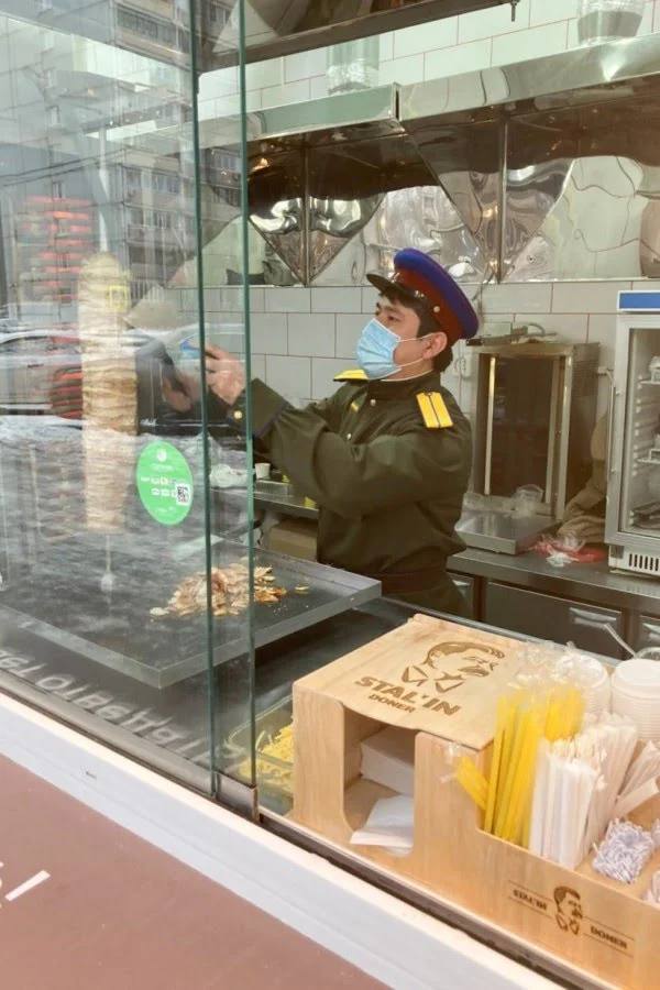 Власник кафе з шаурмою "від Сталіна" скаржиться на свавілля поліції Москви, фото — twitter.com/Klan7Volturi