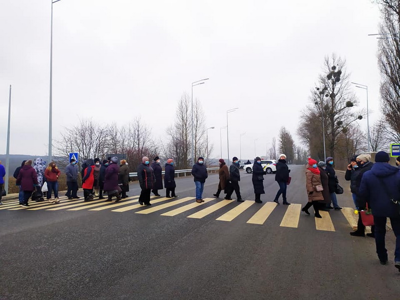 В регионах снова перекрывают дороги, протестуя против повышения тарифов, фото — Суспільне