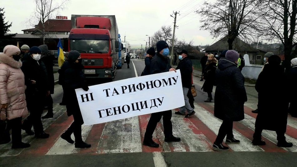 В регионах снова перекрывают дороги, протестуя против повышения тарифов, фото — Суспільне