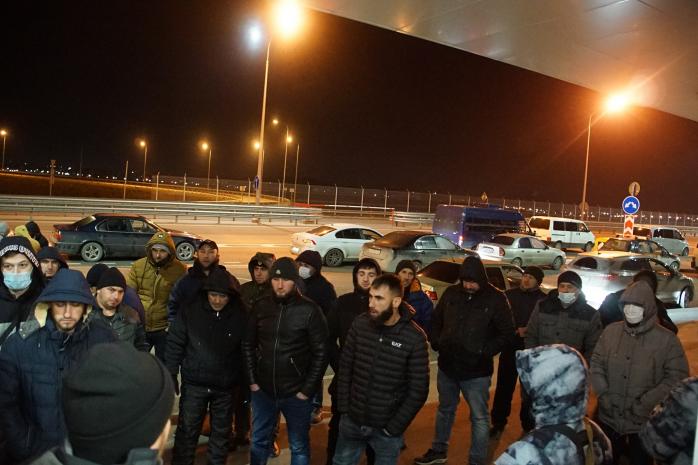 Крымских татар задержали оккупанты на Керченском мосту, блокируя поездку на суд в Ростов, фото — Крымская солидарность