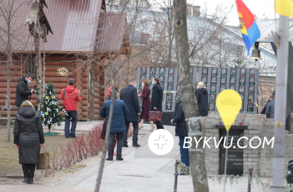 Санду запалила свічку на Алея Героїв у Києві. Фото: Букви