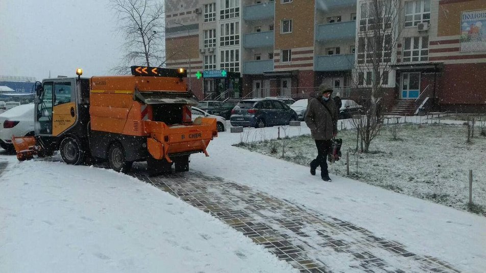 Украину занесло снегом — власть реагирует на пробки и ДТП, отменяет мероприятия, ожидая сильных морозов