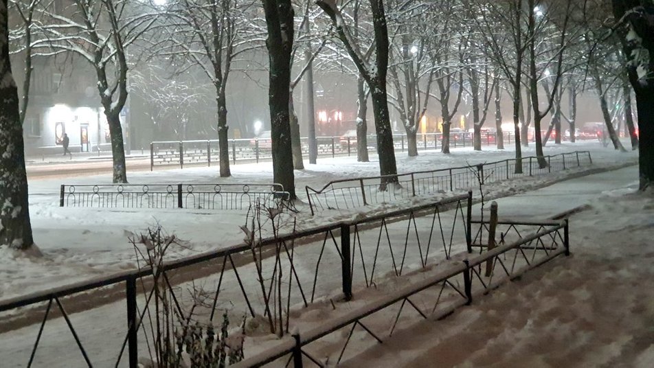 Украину занесло снегом — власть реагирует на пробки и ДТП, отменяет мероприятия, ожидая сильных морозов 