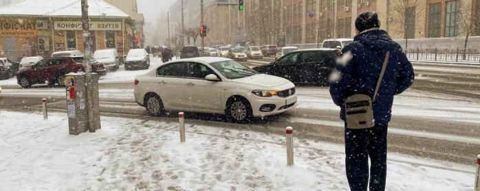Україну занесло снігом — влада реагує на затори і ДТП, скасовує заходи, очікуючи сильних морозів