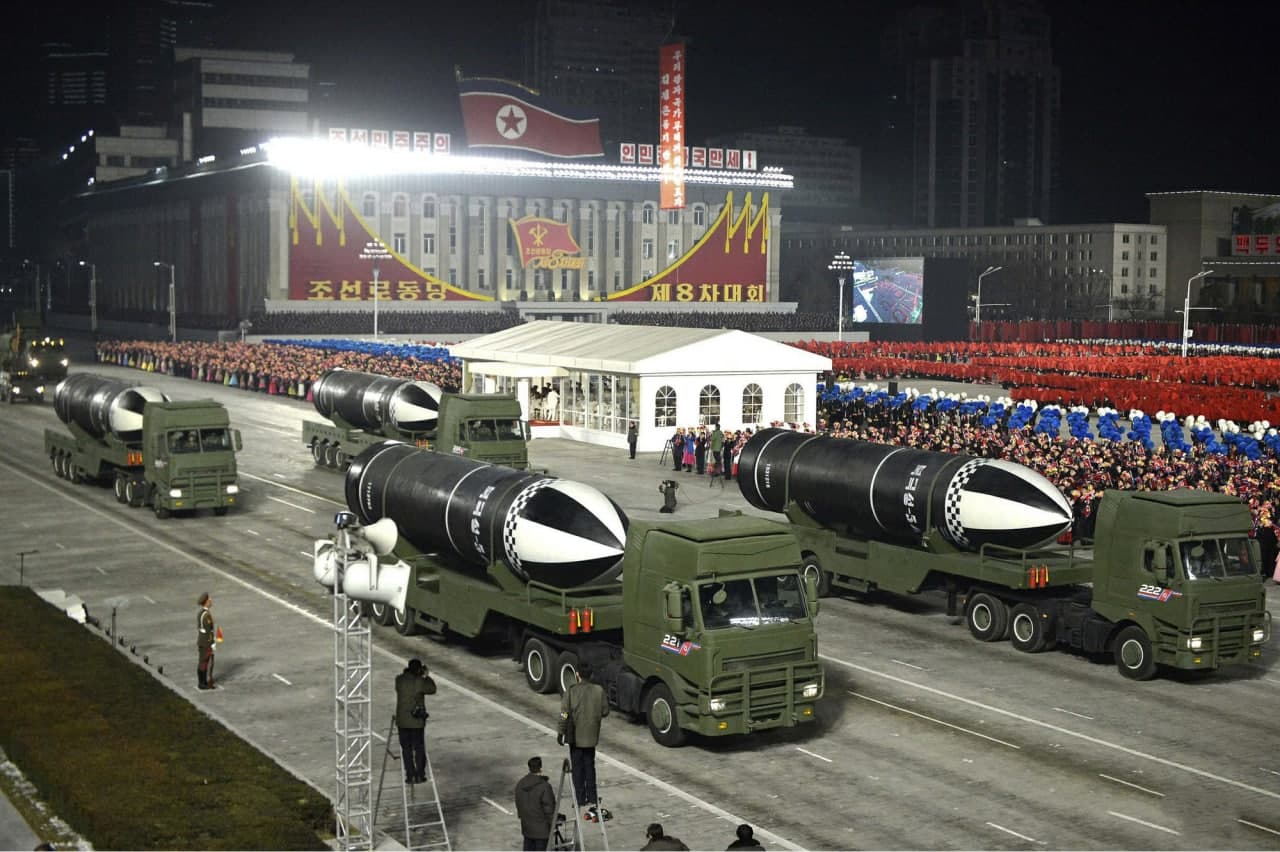 На военном параде показали новые баллистические ракеты. Фото KCNA