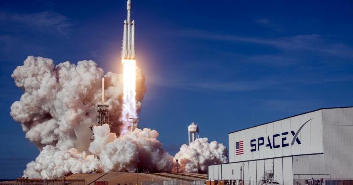 SpaceX запустит три миссии на Луну. Фото: