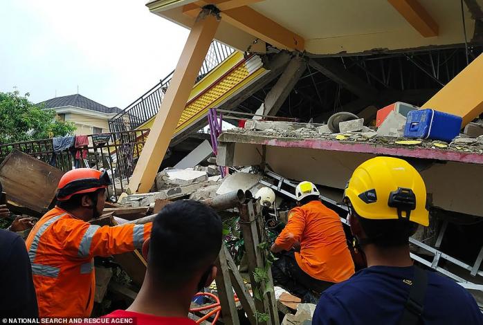 Землетрус в Індонезії поховав понад 50 осіб — новини світу