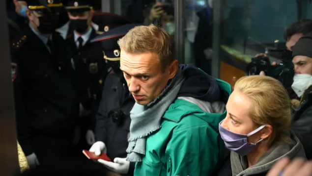 Навального задержали в аэропорту. Источник: AFP