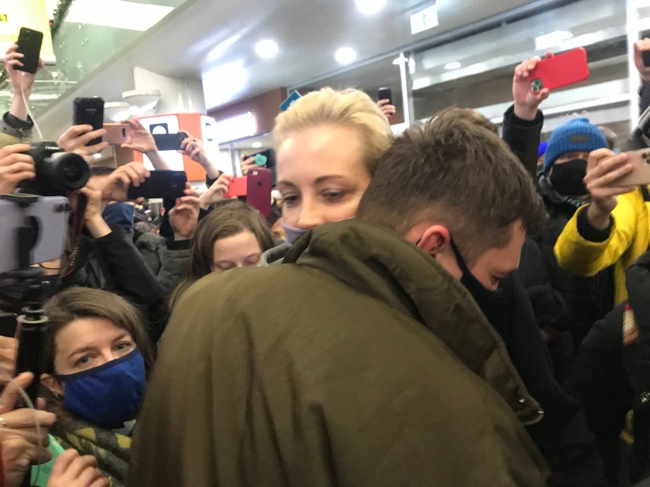 Навального задержали в аэропорту. Фото: Дождь