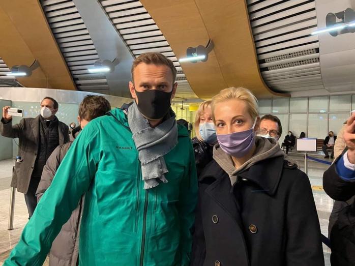 Навального задержали в аэропорту