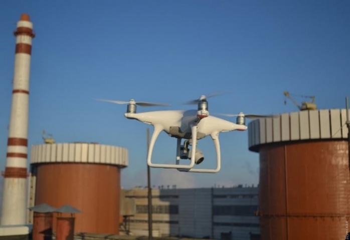 Над АЭС в Николаевской области запустили дрон. Фото: Думская