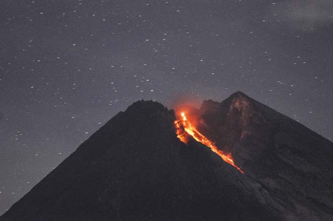 Вулкан Мерапи “бушует” в Индонезии 