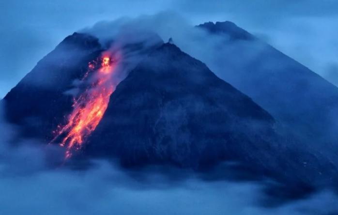 Вулкан Мерапи “бушует” в Индонезии 