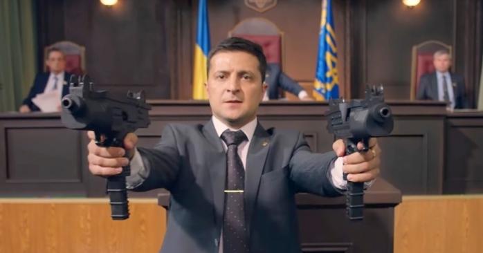 Володимир Зеленський вперше видав нагородний пістолет. Скріншот із серіалу "Слуга народу"