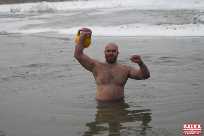 На Франковщине установили рекорд по поднятию гири в ледяной воде, фото: «Галка»