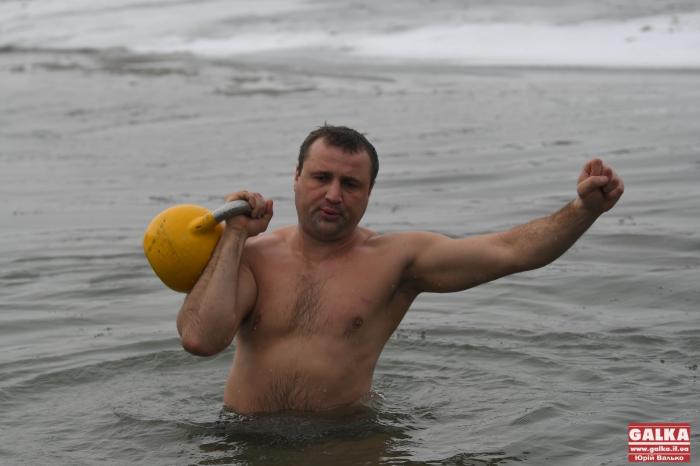На Франківщині встановили рекорд з піднімання гирі у крижаній воді, фото: «Галка»