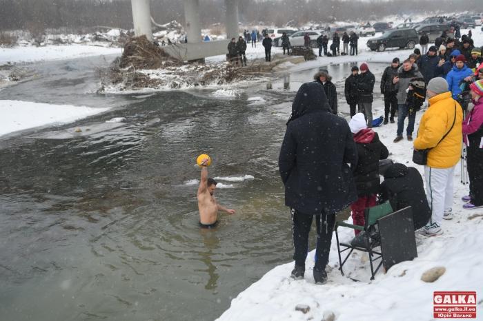 На Франковщине установили рекорд по поднятию гири в ледяной воде, фото: «Галка»