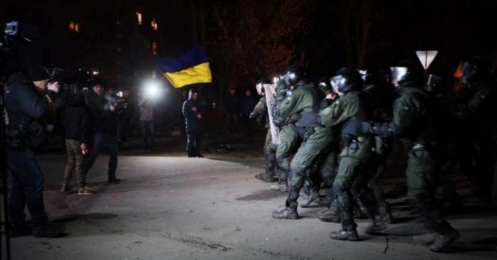 Во время беспорядков в Новых Санжарах, фото: «РБК-Украина»