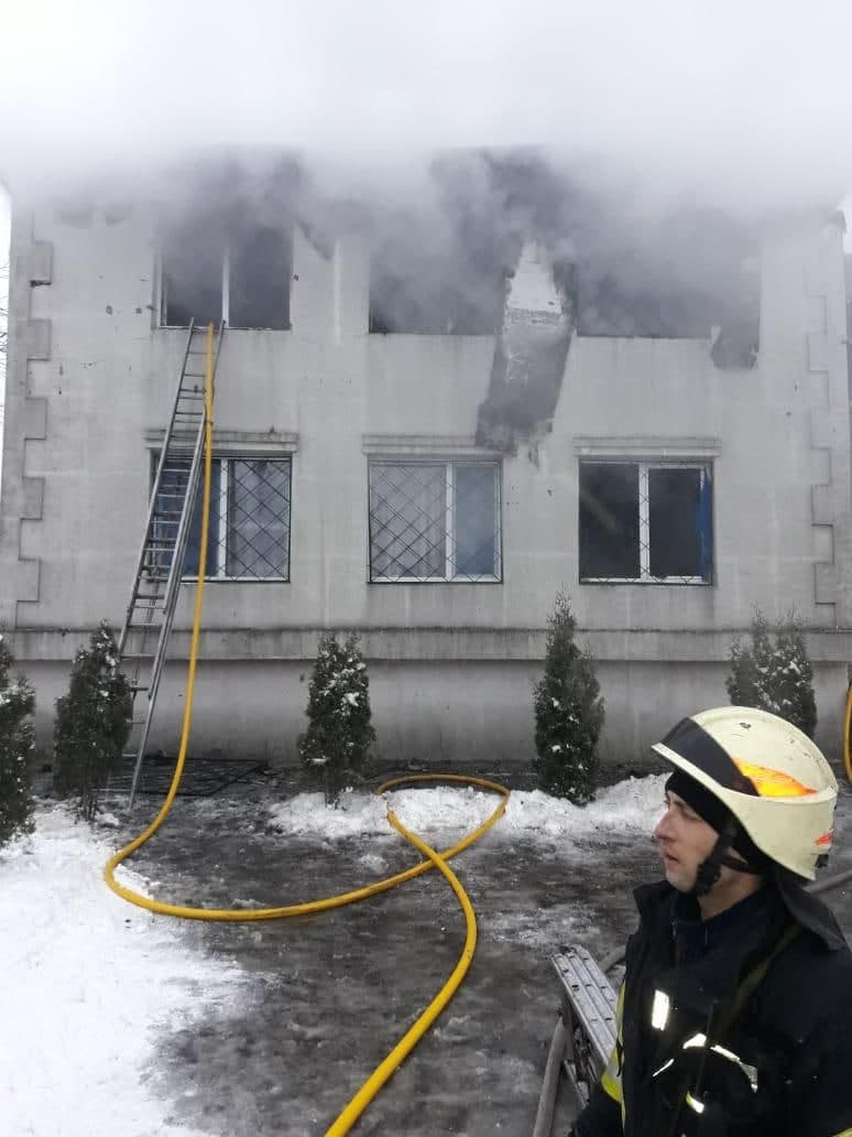 Пожар в доме престарелых тушат в Харькове, погибли 15 человек, фото — ГСЧС