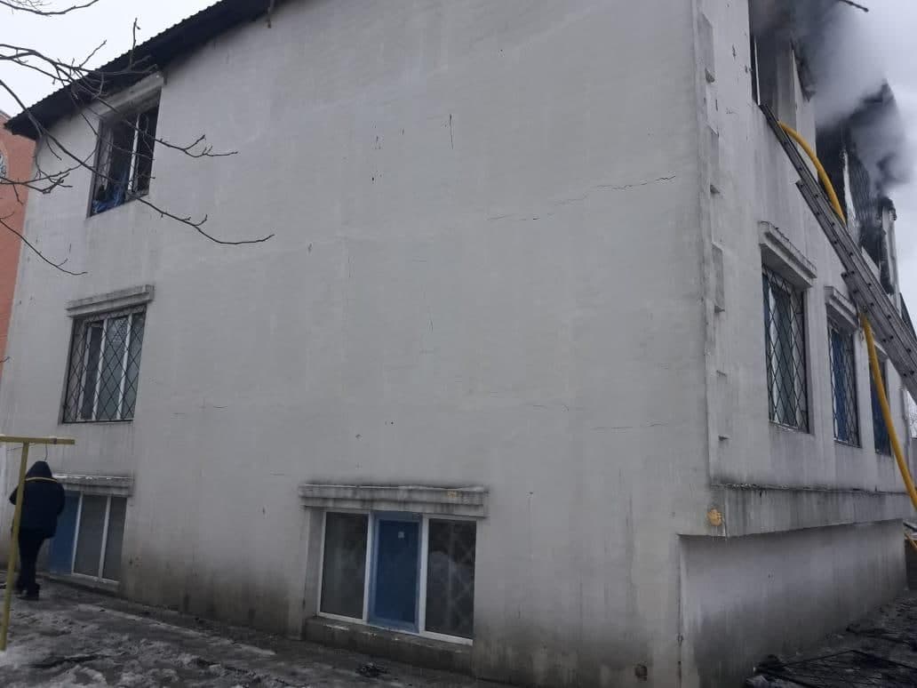 Пожежу у будинку для літніх людей гасять в Харкові, загинули 15 людей, фото — ДСНС 