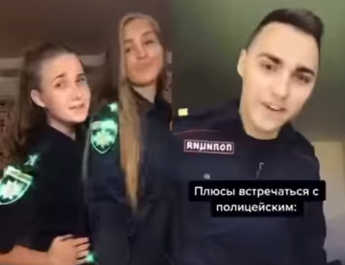 Українські курсантки станцювали з російським поліцейським