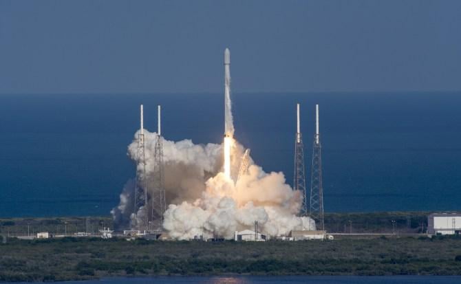 SpaceX проводит рекордный запуск в истории космонавтики. Фото: flickr.com