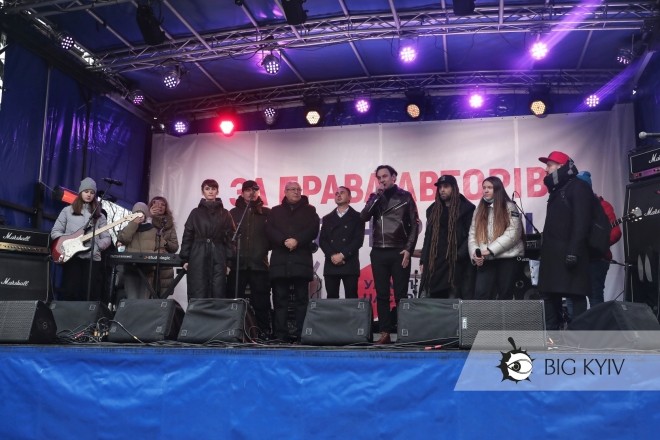 Біля Верховної Ради артисти влаштували концерт-мітинг. Фото: Big Kyiv