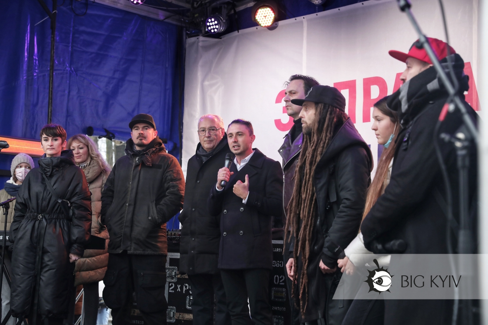 Біля Верховної Ради артисти влаштували концерт-мітинг. Фото: Big Kyiv