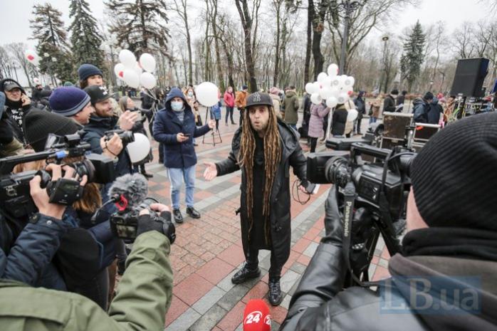 Біля Верховної Ради артисти влаштували концерт-мітинг. Фото: LB.ua