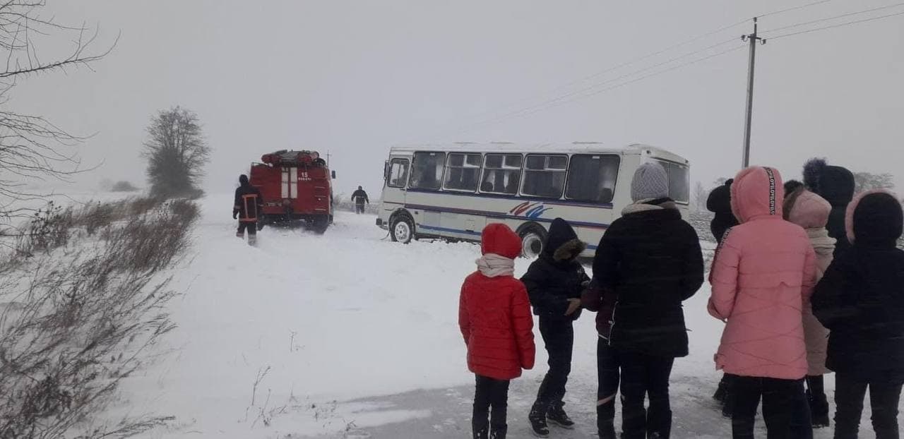 В сугроб попал школьный автобус с детьми. Фото: ГСЧС
