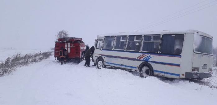 У сніговий замет потрапив шкільний автобус з дітьми. Фото: ДСНС