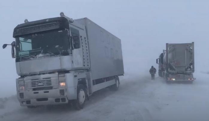 Десятки вантажівок витягли зі снігових заметів на Рівненщині. Скріншот з відео