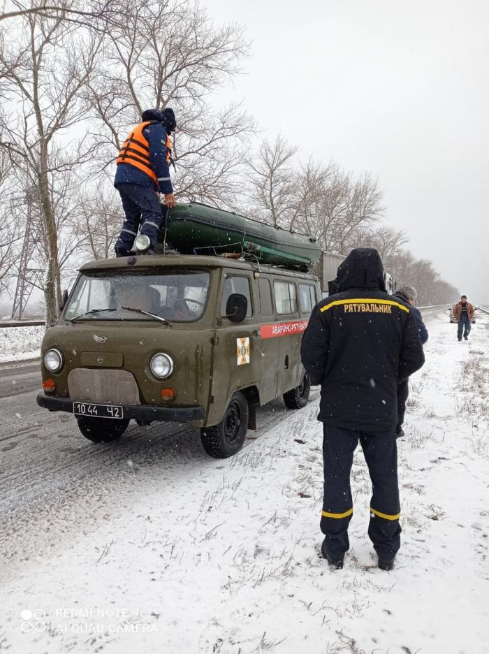 На Кіровоградщині врятували рибалку, який дрейфував на крижині, фото: ДСНС