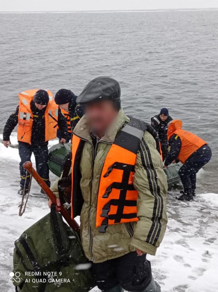 На Кіровоградщині врятували рибалку, який дрейфував на крижині, фото: ДСНС