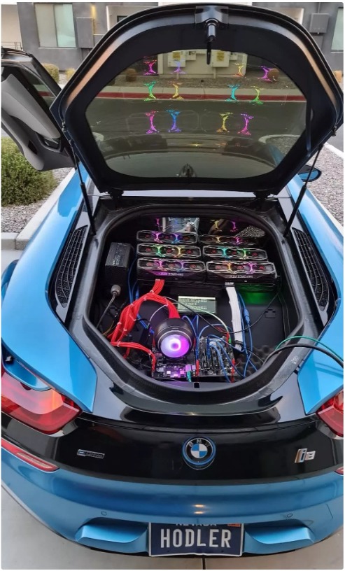 Ферму для майнінгу біткоїнів облаштували в спорткарі BMW. Фото: 4PDA