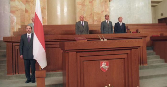 Олександр Лукашенко і тоді ще державний червоно-білий прапор Білорусі, фото: Sputnik