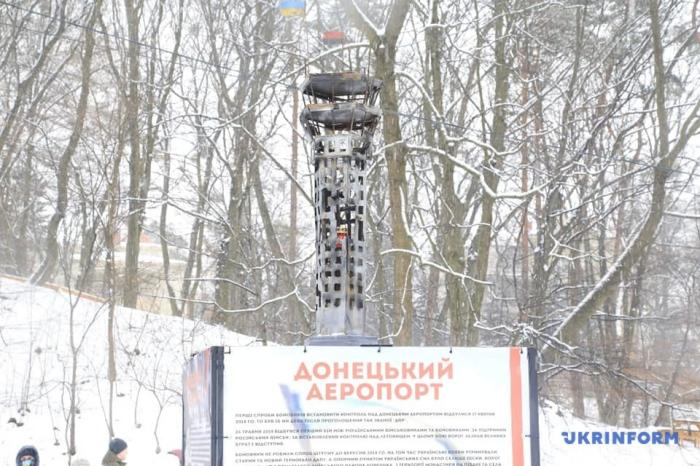 Копию башни Донецкого аэропорта установили во Львове, фото: «Укрінформ»