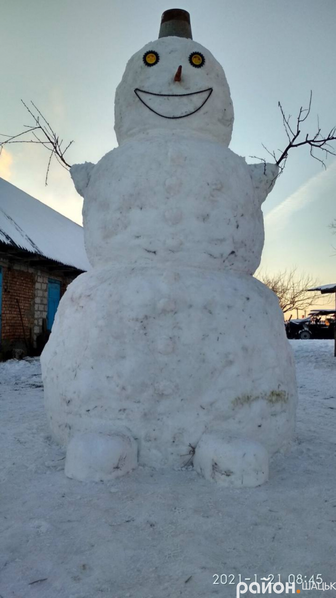 На Волыни лепят снежных баб-рекордсменок. Фото: Район.Шацьк