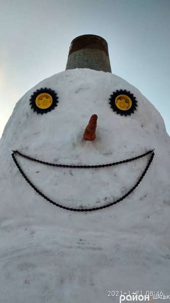 На Волыни лепят снежных баб-рекордсменок. Фото: Район.Шацьк