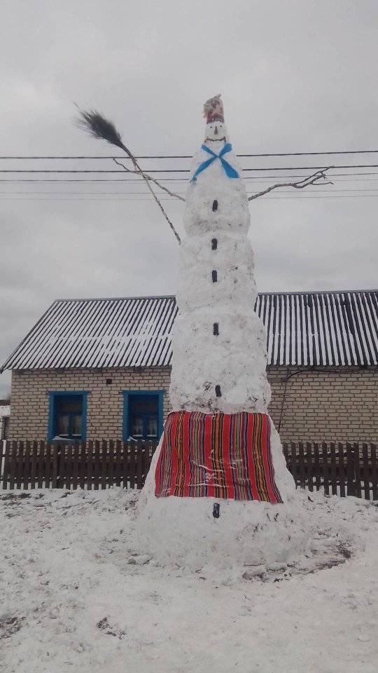 На Волыни лепят снежных баб-рекордсменок. Фото: Facebook
