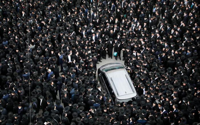 Во время многолюдных похорон раввина в Израиле, фото: Yonatan Sindel