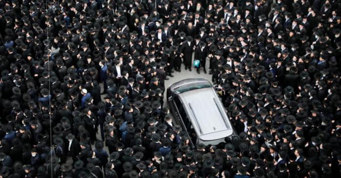 Во время многолюдных похорон раввина в Израиле, фото: Yonatan Sindel