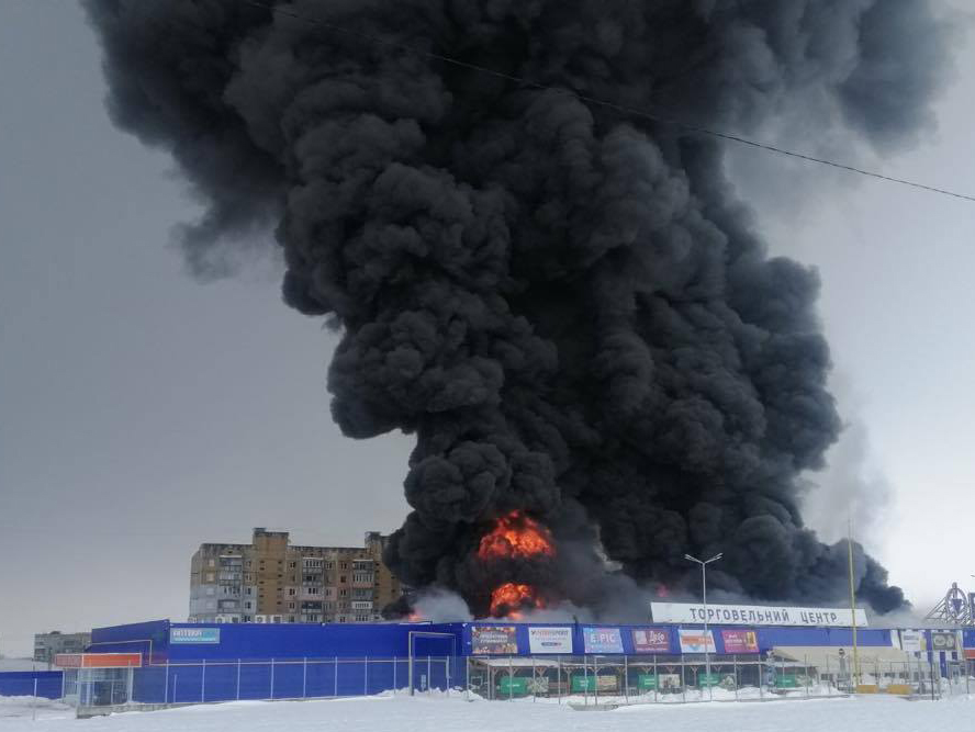 На Николаевщине горит «Эпицентр». Фото: ГСЧС, «Никвести»