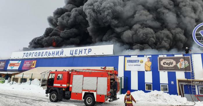 На Николаевщине горит «Эпицентр». Фото: ГСЧС