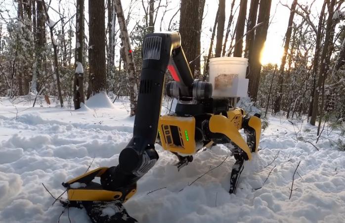 Робот-пес Boston Dynamics научился собирать мусор. Скриншот с YouTube
