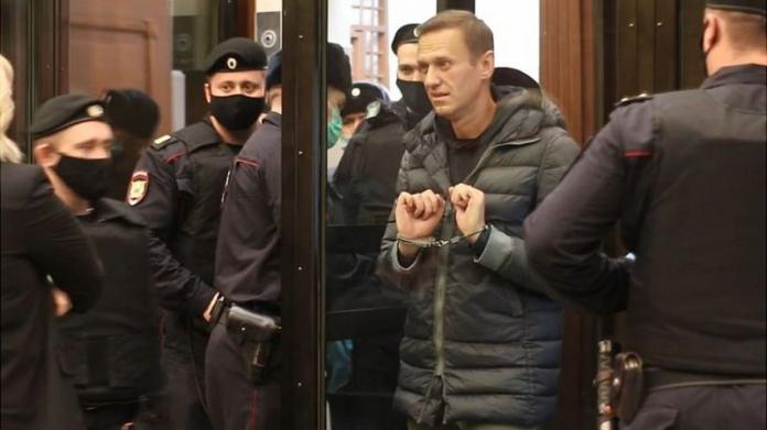 Навальный осужден на 2,5 года колонии РФ — решение суда в ...