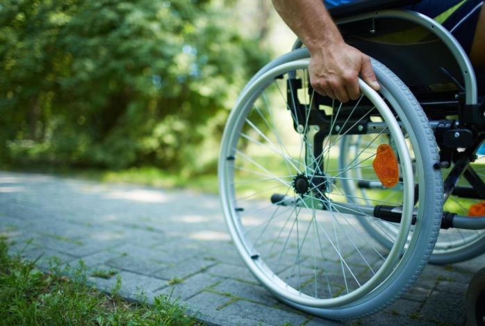Розмір надбавки на догляд за особою з інвалідністю підвищив уряд — деталі 