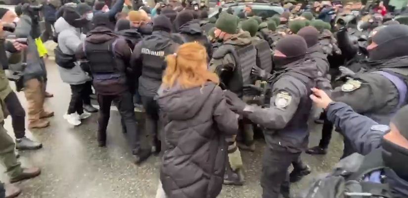 Сутички біля каналу «Наш» — активісти хочуть закрити і його — протести в Києві