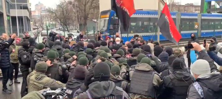 Сутички біля каналу «Наш» — активісти хочуть закрити і його — протести в Києві