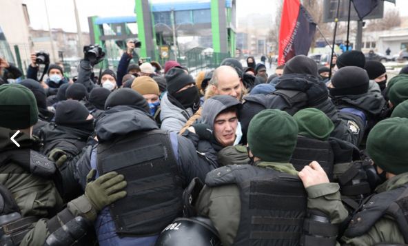 Столкновения возле канала «Наш» в Киеве — активисты хотят закрыть и его, скриншот видео